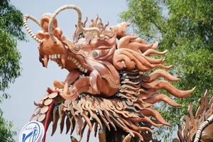Unique Dragon Mascots Made of Pottery Jars Become Viral Check-in Spot in Binh Duong - image 8