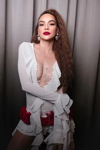 Nong Poy’s Timeless Elegance: Comparing the Iconic Thai Beauty Queen with Vietnam’s Top Visuals - image 4