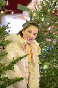 Miss Vietnam Diem Huong Celebrates a Cozy Christmas with Family in Canada - image 6