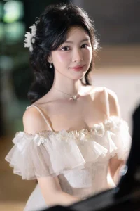 Lo Lem's Natural Beauty Shines in Viral Tennis Court Candid Footage - image 1