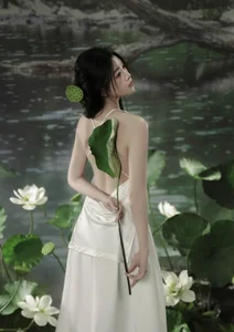 Lo Lem's Natural Beauty Shines in Viral Tennis Court Candid Footage - image 2