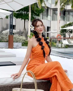 VTV Host Shines in Silk Dress in Hoi An - image 0