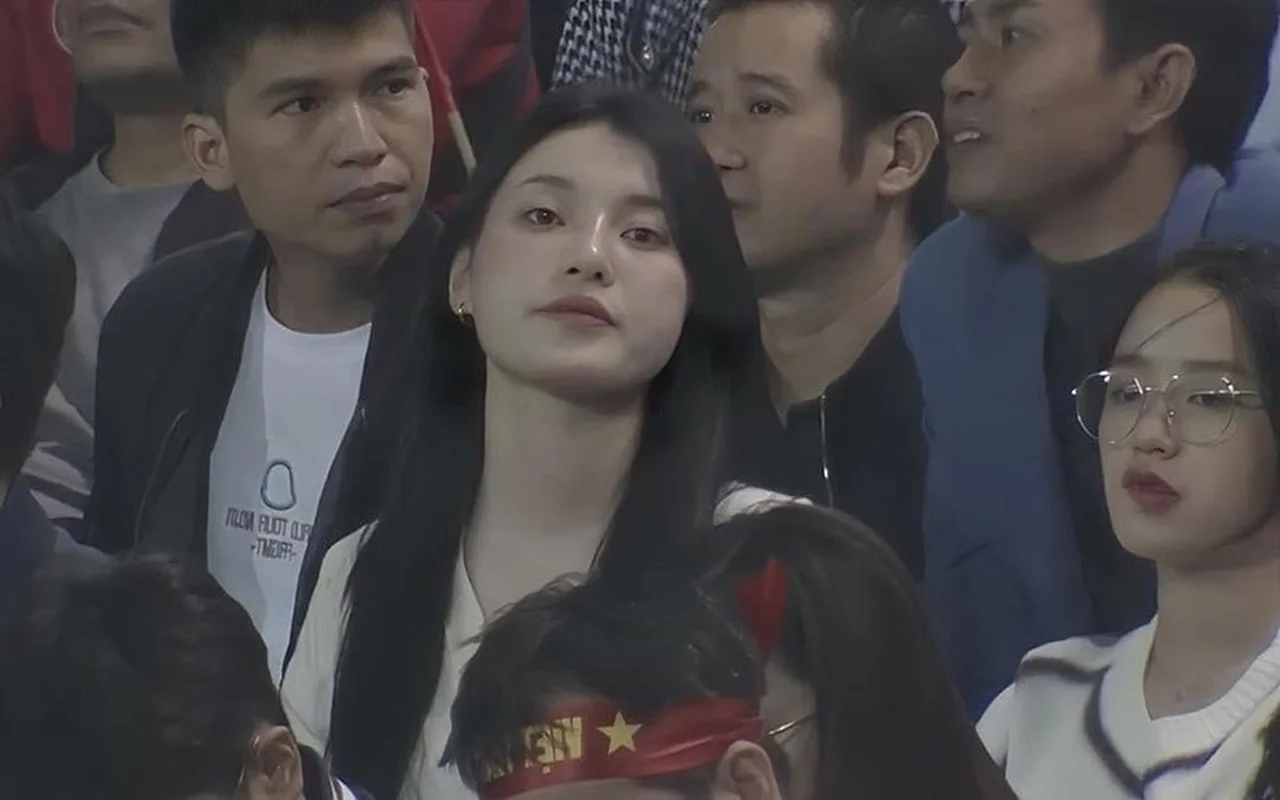 Stunning Female Fan Steals the Show at Vietnam vs Iraq Match