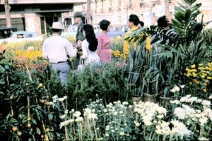 Nostalgic Photos of Traditional Tet Holiday Markets in Ancient Vietnam - image 7