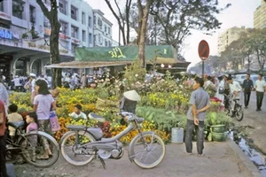 Nostalgic Photos of Traditional Tet Holiday Markets in Ancient Vietnam - image 5