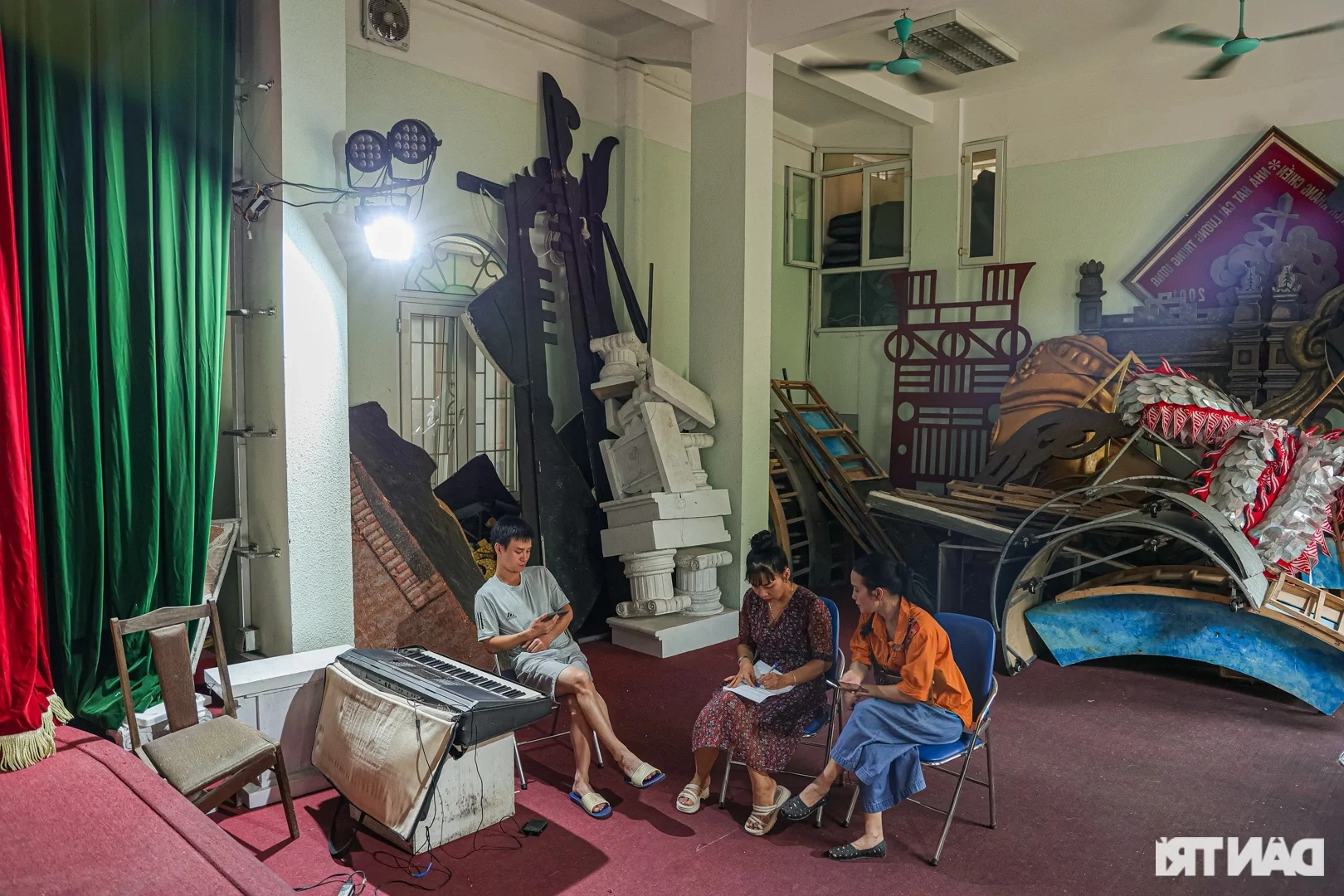 Cai Luong Theater in Decay: Peeling Walls and Lack of Tet Bonuses for Artists