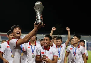 Vietnam U23 Football Team Celebrates Historic Championship Victory with Trophy Gallery - image 2