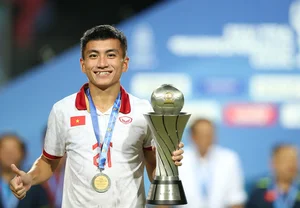 Vietnam U23 Football Team Celebrates Historic Championship Victory with Trophy Gallery - image 7