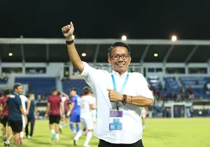Vietnam U23 Football Team Celebrates Historic Championship Victory with Trophy Gallery - image 5