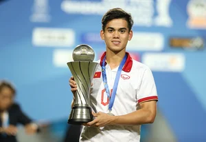 Vietnam U23 Football Team Celebrates Historic Championship Victory with Trophy Gallery - image 8