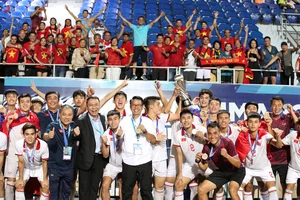 Vietnam U23 Football Team Celebrates Historic Championship Victory with Trophy Gallery - image 6