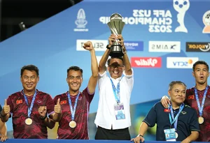 Vietnam U23 Football Team Celebrates Historic Championship Victory with Trophy Gallery - image 3