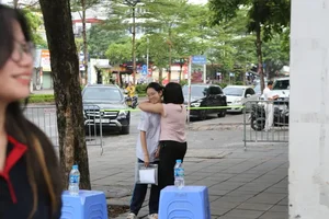 Anxious Moments as Hanoi Students Tackle First Grade 10 Exam - image 2