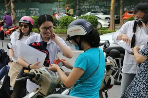 Anxious Moments as Hanoi Students Tackle First Grade 10 Exam - image 5