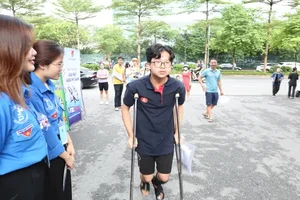 Anxious Moments as Hanoi Students Tackle First Grade 10 Exam - image 3