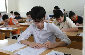 Anxious Moments as Hanoi Students Tackle First Grade 10 Exam - image 6
