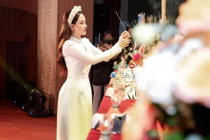 Vy Oanh Radiates Elegance at the Traditional Artists' Ancestor Anniversary Ceremony - image 3