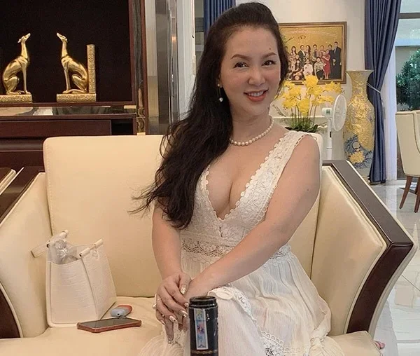 1990s Vietnamese Beauty Icons Diem Huong and Mong Van Reunite After 30 Years