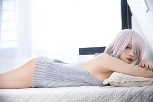 Stunning Mash Kyrielight Cosplay by Luo Li Lolisama in Iconic Backless Sweater - Fate/Grand Order Photography Collection - image 1