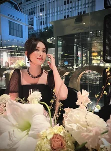 Dang Thu Thao Exudes Elegance With Crocodile Bag Beside Royal Beauty - image 12