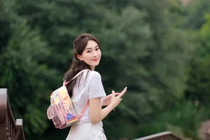 Dang Thu Thao Exudes Elegance With Crocodile Bag Beside Royal Beauty - image 1