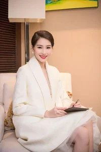 Dang Thu Thao Exudes Elegance With Crocodile Bag Beside Royal Beauty - image 8