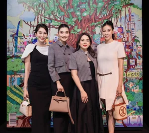 Dang Thu Thao Exudes Elegance With Crocodile Bag Beside Royal Beauty - image 7