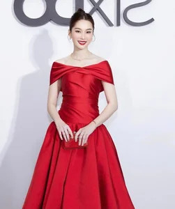 Dang Thu Thao Exudes Elegance With Crocodile Bag Beside Royal Beauty - image 11