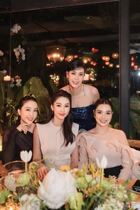 Dang Thu Thao Exudes Elegance With Crocodile Bag Beside Royal Beauty - image 3