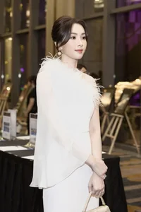 Dang Thu Thao Exudes Elegance With Crocodile Bag Beside Royal Beauty - image 0