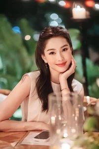 Dang Thu Thao Exudes Elegance With Crocodile Bag Beside Royal Beauty - image 6