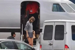 Inside Taylor Swift's $40 Million Dassault Falcon 900 Private Jet - image 8