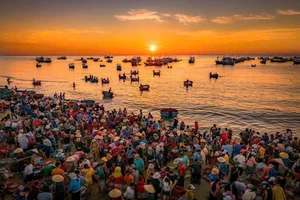 Vibrant Sunrise at Tam Tien Fish Market: A Coastal Gem in Quang Nam - image 1