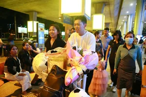 Emotional Homecoming: Vietnamese Football Star Huynh Nhu Returns Home - image 4