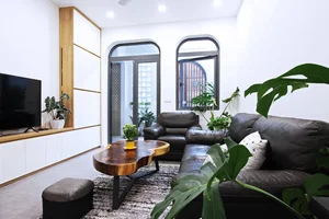 35 Living Room Designs for Narrow Homes: Maximizing 3m to 5m Widths - image 10