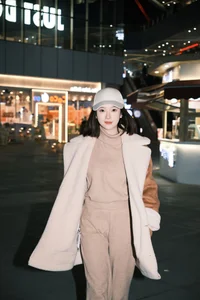 YiTuYu Art Language Vol.6308: Capturing the Grace and Style of Model Xiao Bei - image 2
