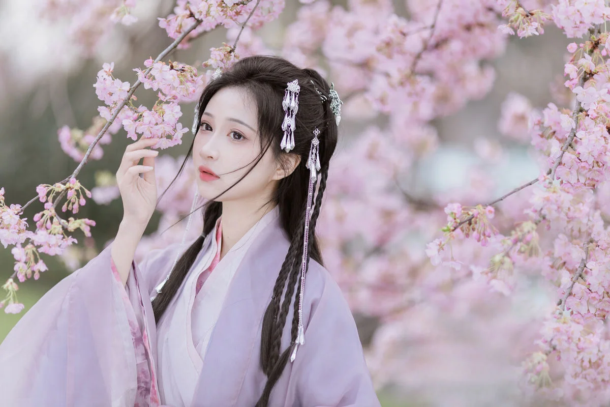 Ethereal Beauty: Qi Luo Sheng De Xiao Su Su Amidst Cherry Blossoms - YiTuYu Vol.8793
