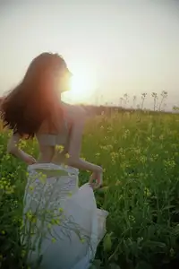 Man Jiao YiTuYu Vol.8529: Ethereal Beauty Reflected in Nature's Gentle Embrace - image 0