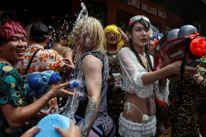 Festival Fashion Debate: Navigating Style and Cultural Respect at Water Festivals - image 2