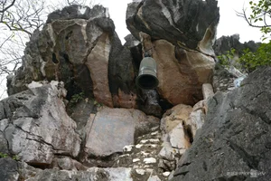 Discover Vo Vi Pagoda: A Hidden Gem Perched on Hanoi's Rocky Mountains - image 1