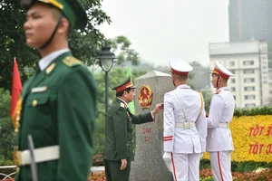 Vietnam and China Defense Ministers Paint Border Landmark in Diplomatic Gesture - image 5
