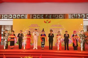 Vietnam and China Defense Ministers Paint Border Landmark in Diplomatic Gesture - image 3