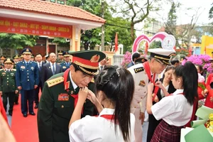 Vietnam and China Defense Ministers Paint Border Landmark in Diplomatic Gesture - image 9