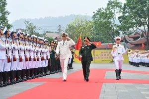 Vietnam and China Defense Ministers Paint Border Landmark in Diplomatic Gesture - image 10