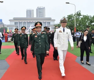 Vietnam and China Defense Ministers Paint Border Landmark in Diplomatic Gesture - image 0