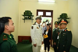 Vietnam and China Defense Ministers Paint Border Landmark in Diplomatic Gesture - image 8