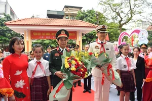Vietnam and China Defense Ministers Paint Border Landmark in Diplomatic Gesture - image 4