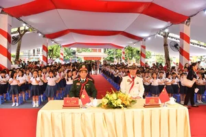 Vietnam and China Defense Ministers Paint Border Landmark in Diplomatic Gesture - image 6
