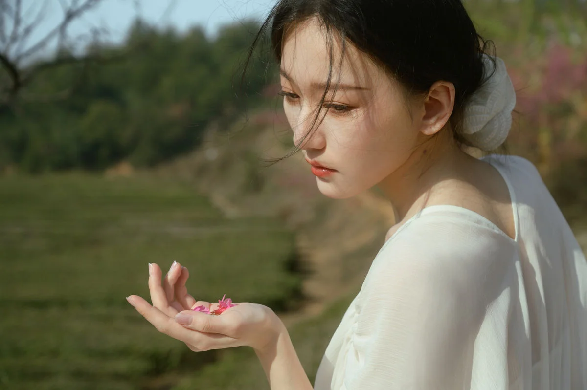 Spring Aesthetic: Xiao Yue Among Cherry Blossoms and Tea Mountains - YiTuYu Art Language Vol.9056 Portrait Photography Series