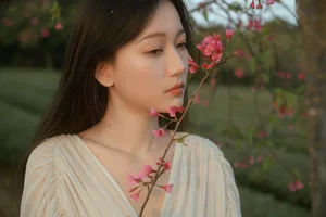 Spring Aesthetic: Xiao Yue Among Cherry Blossoms and Tea Mountains - YiTuYu Art Language Vol.9056 Portrait Photography Series - image 23